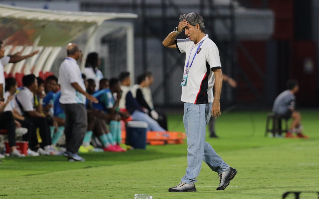 LAGA: Pelatih Bali United Stefano Cugurra saat laga Bali United melawan PSBS, Minggu 3 November 2024 di Stadion Kapten I Wayan Dipta, Gianyar.