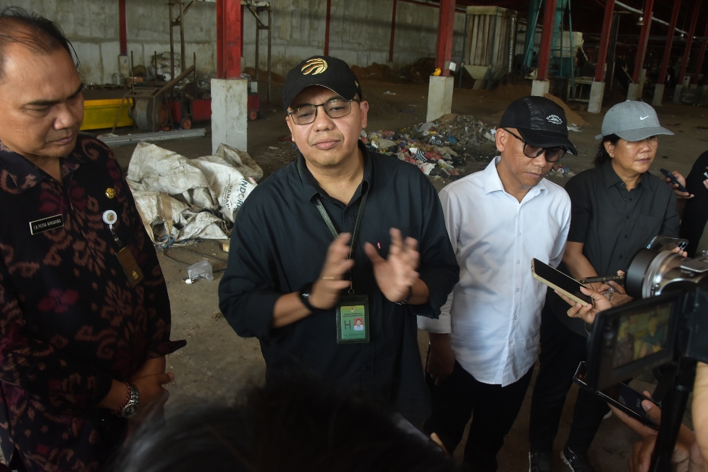MENINJAU: Direktur Penanganan Sampah Kementerian Lingkungan Hidup Novrizal Tahar (dua dari kiri) saat meninjau TPST Kesiman Kertalangu kemarin.