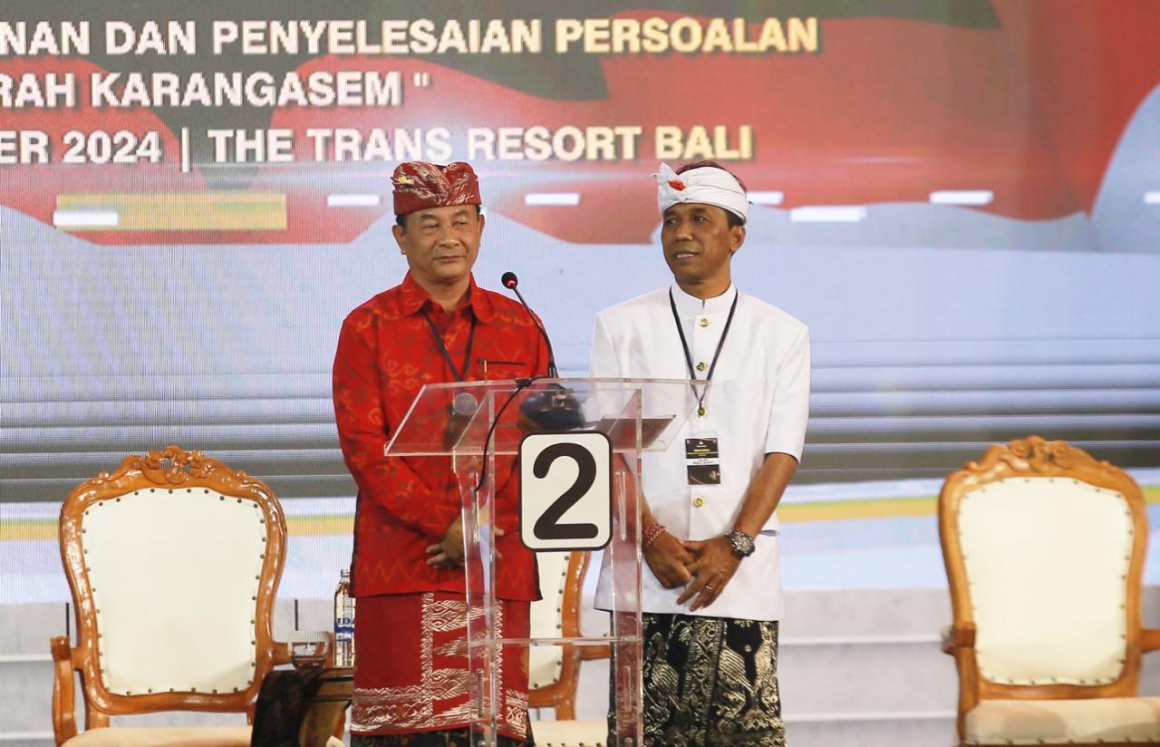 Pasangan cabup-cawabup Karangasem nomor 02, I Gede Dana-I Nengah Swadi (Dana-Swadi) di Grand Ballroom The Trans Resort Bali.