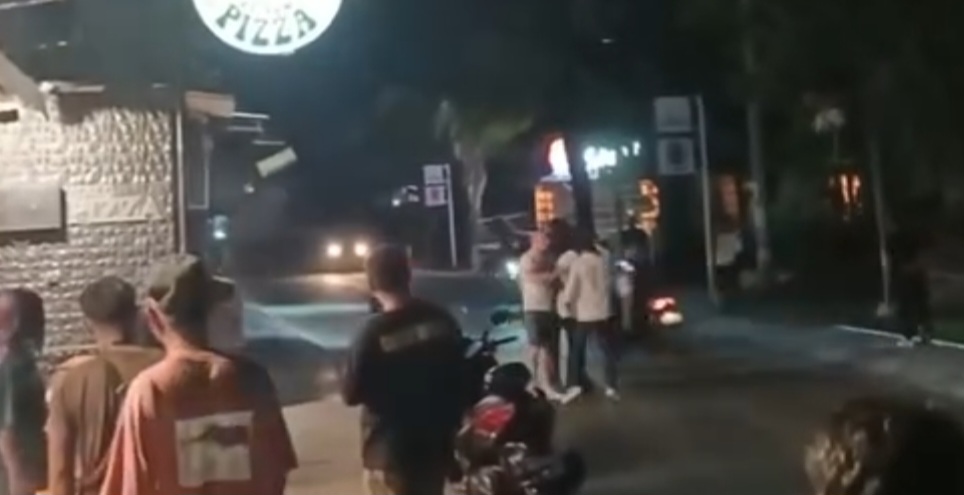 BAKU PUKUL: Aksi saling kejar yang berbuntut baku pukul antara sesama bule di jalan kawasan Batu Bolong Canggu Badung Senin malam (4/11/2024)