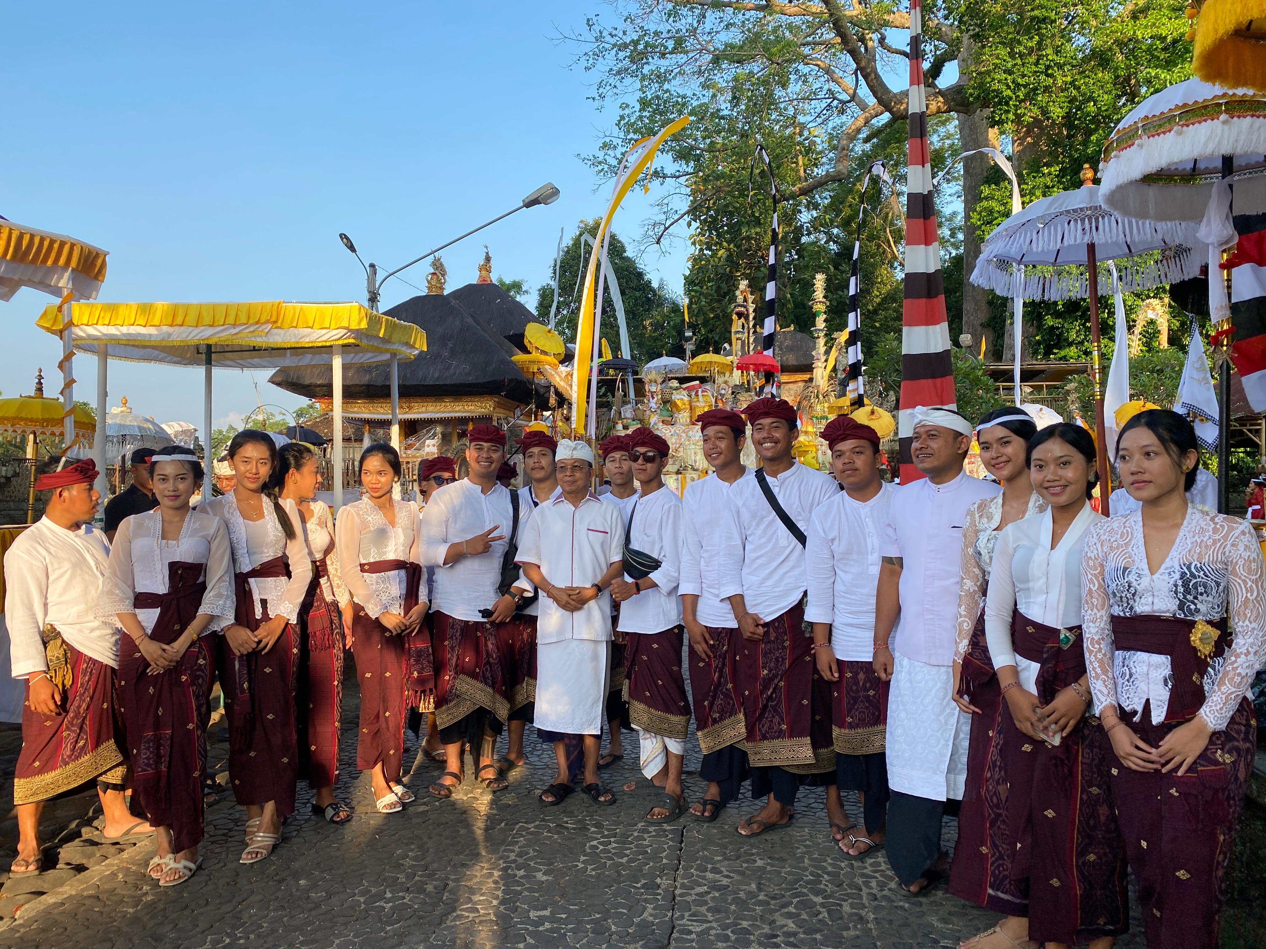 TERUS BERGERAK: Wayan Koster pose bersama Sekaa teruna teruni pada Karya Agung Ngenteg Linggih Padudusan Agung Mupuk Pedagingan, Tawur Bali Sumpah di Pura Pucak Empelan Dalem Semeru, Marga, Tabanan.