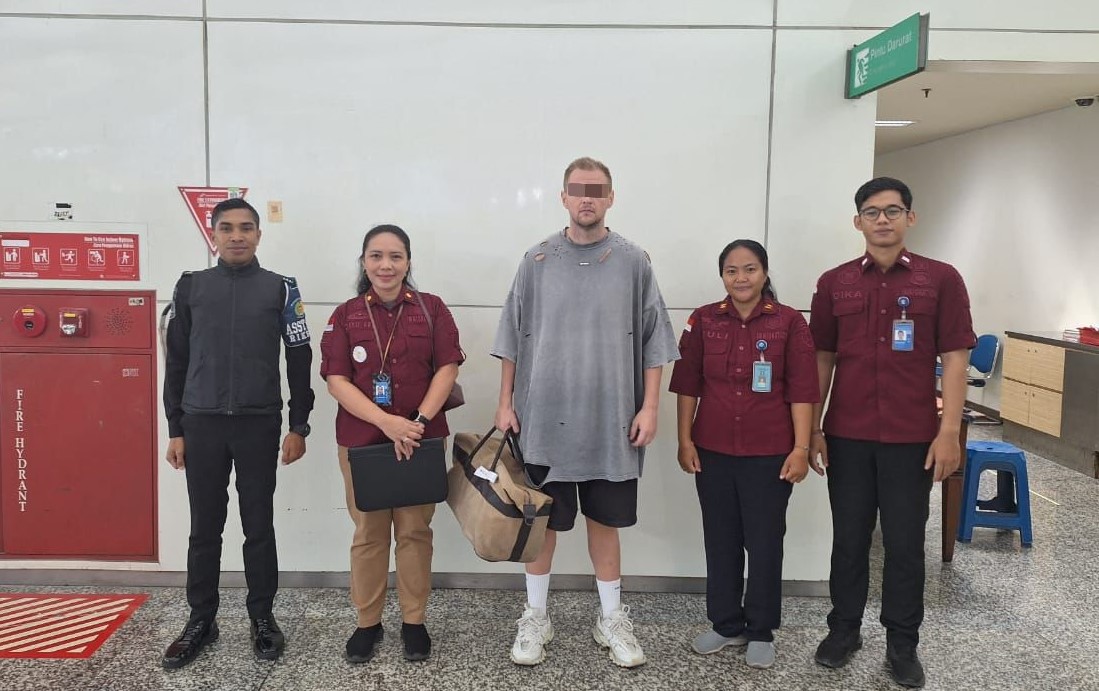 TERLANTAR: RFM, 23, asal Belgia, dan sorang asal Rusia berinisial VS, 31, berada di terminal keberangkatan internasional, Bandara I Gusti Ngurah Rai, Rabu (6/11).