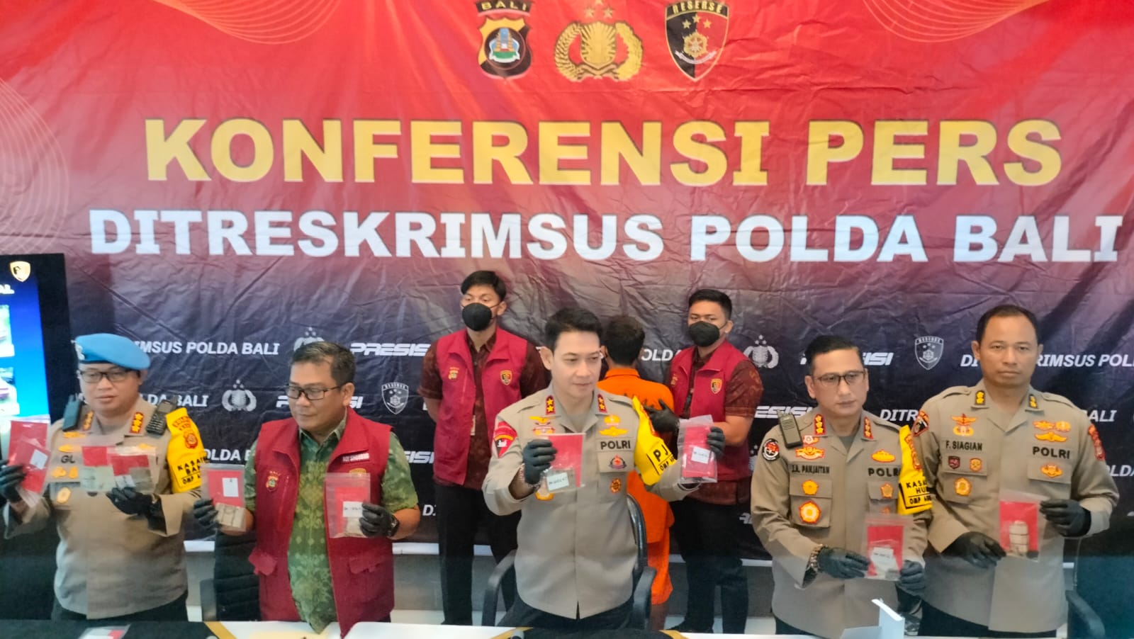 Kapolda Bali Irjen Pol Daniel Adityajaya didampingi Direskrimsus Kombes Pol Roy H.M. Sihombing S.I.K., Kabid Humas Kombes Pol Jansen Avitus Panjaitan