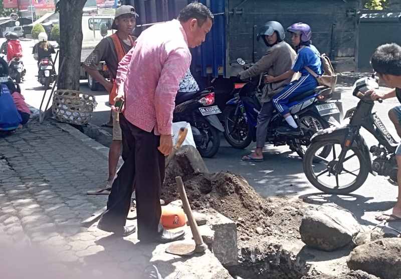 JADI PERGUNJUNGAN : Dishub Karangasem melakukan penggalian lubang untuk pemasangan proyek LPJU hias di kota Amlapura. (Foto Istimewa)