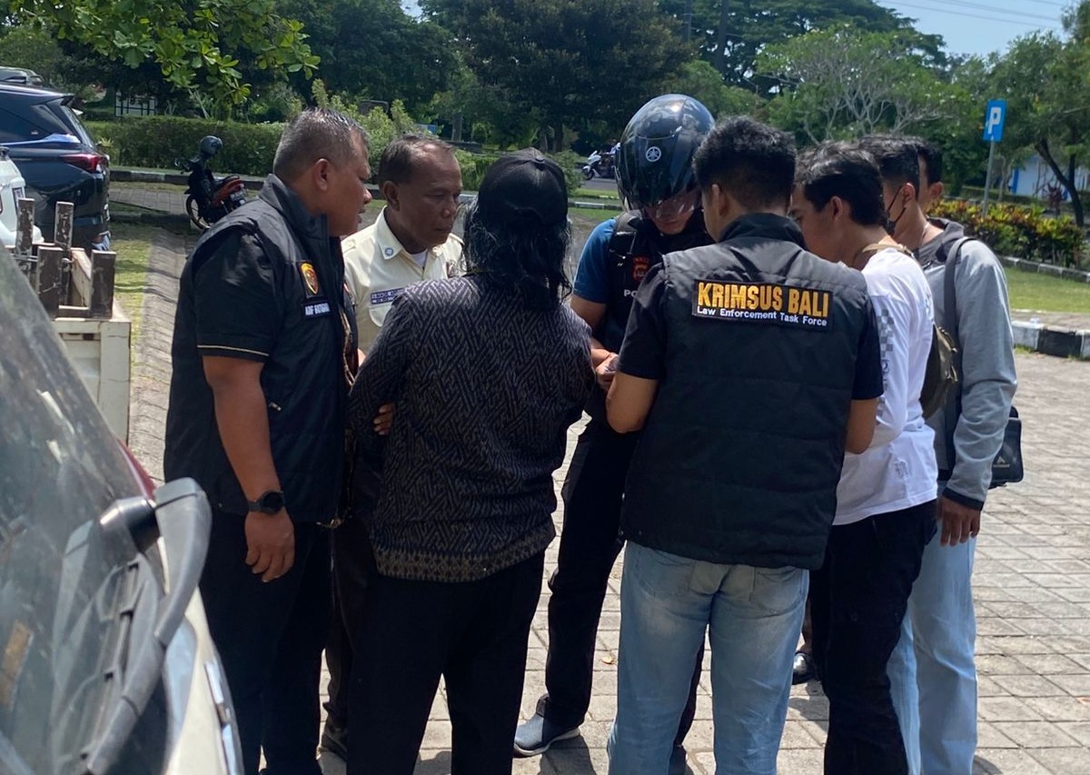 PERAS REKANAN: Perbekel Bongkasa I Ketut Luki terjaring Operasi Tangkap Tangan (OTT), saat transaksi di Puspem Badung