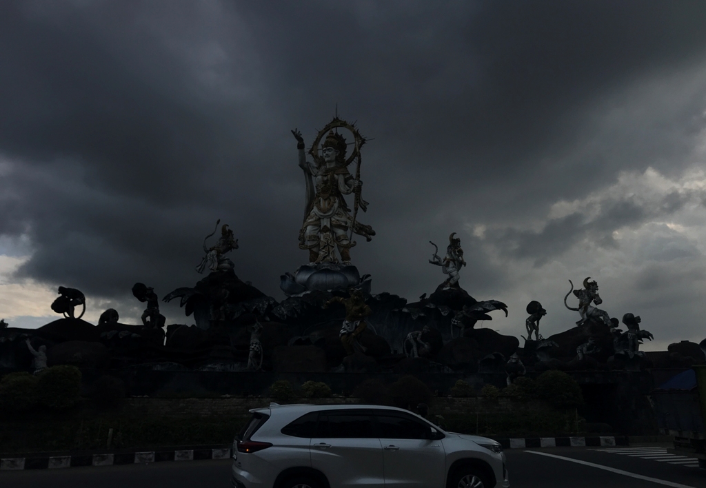 MENDUNG: Mendung  terlihat di bagian barat  di atas langit Denpasar, saat difoto di kawasan patung Titi Banda, Kesiman, Denpasar, Kamis (7/11).