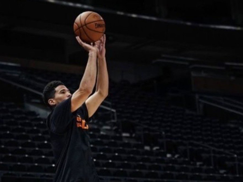 AKURAT: Pemain basket profesional Devin Booker menunjukkan cara shooting bola basket.