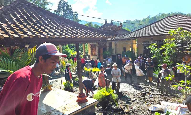 BERGOTONG ROYONG : Warga di Banjar Dinas Mertasari Desa Pujungan Kecamatan Pupuan, Tabanan dibantu Polsek Pupuan dan Koramil Pupuan gotong royong pembersihan material longsor. (juliadi/radar bali)
