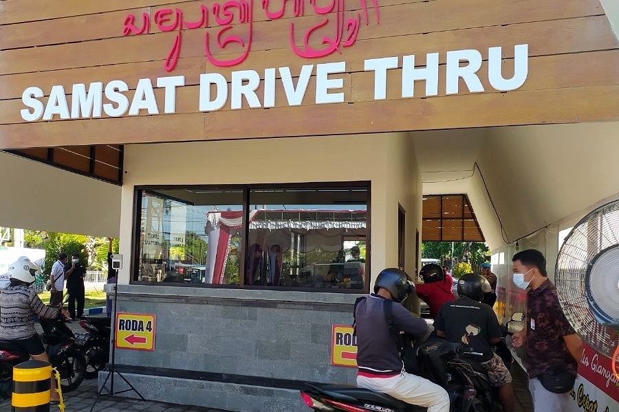 CEPAT: Salah satu layanan samsat Drive Thru di Bali yang langsung jadi.