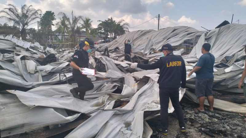TELISIK LANGSUNG TEMPAT KEJADIAN : Tim Laboratorium Forensik Polda Bali mendatangi Pasar Sri Bantas di Banjar Dinas Batan Duren, Desa Cepaka, Kediri Tabanan. (foto:juliadi/radar bali)