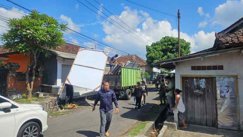 TERTIBKAN APK : Penertiban APK di Kabupaten Klungkung. (foto:dewa ayu pitri arisanti/radar bali)