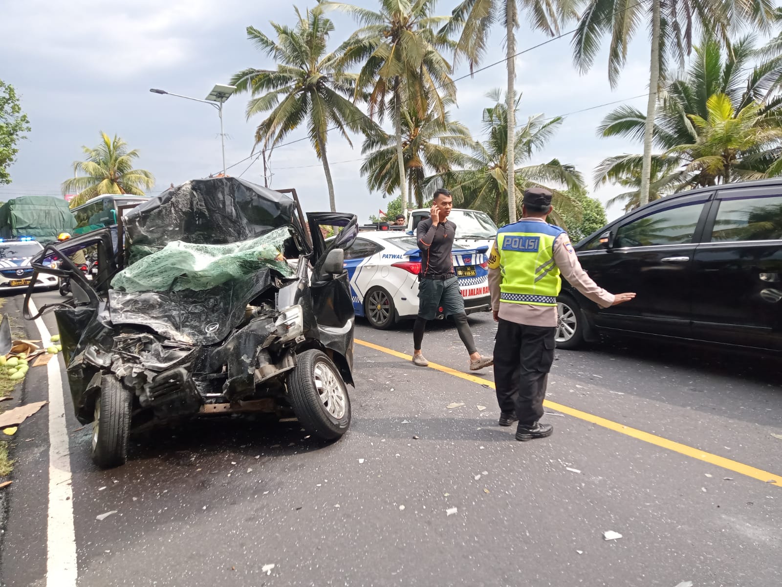 RINGSEK: Mobil pikap ringsek setelah terlibat kecelakaan maut dengan Bus Pariwisata di Jalan Denpasar - Gilimanuk Desa Pengeragoan, Pekutatan, Kamis (7/11) lalu.
