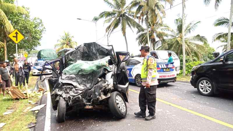 NAHAS DI JALAN RAYA : Pikap yang terlibat kecelakaan. ( Foto Satlantas Polres Jembrana)