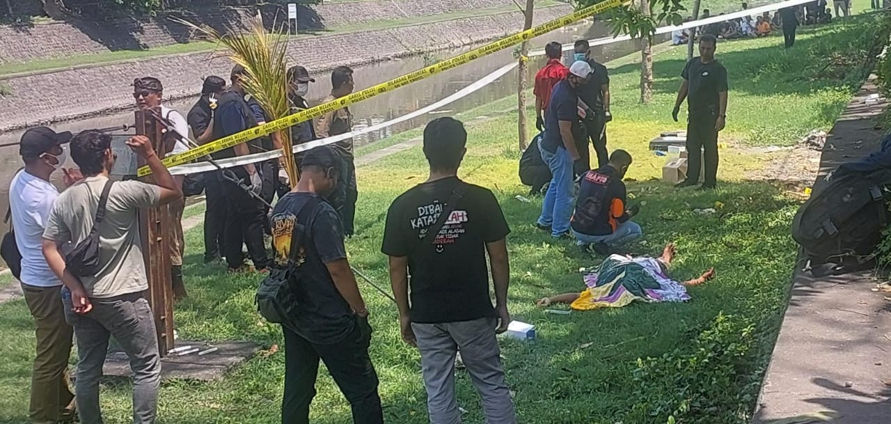 KETIKA DI TKP: Garis Polisi di TKP mengelilingi jenazah korban pembunuhan di Bantaran Sungai Taman Pancing Pemogan Denpasar Selatan