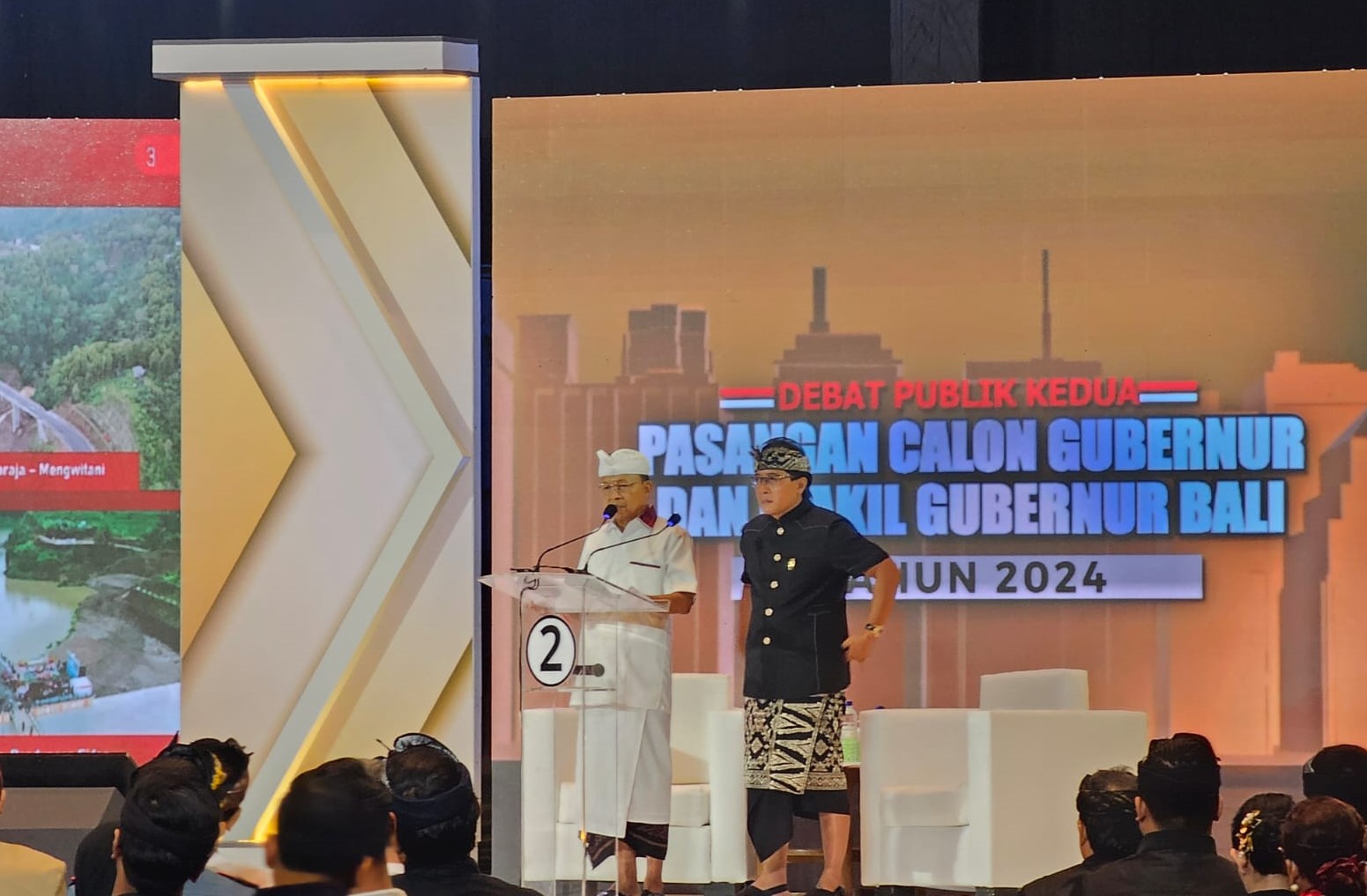 SESUAI ATURAN: Paslon 02 Wayan Koster - I Nyoman Giri Prasta di debat kedua Pilgub Bali 2024 di The Meru Sanur, 9 November 2024