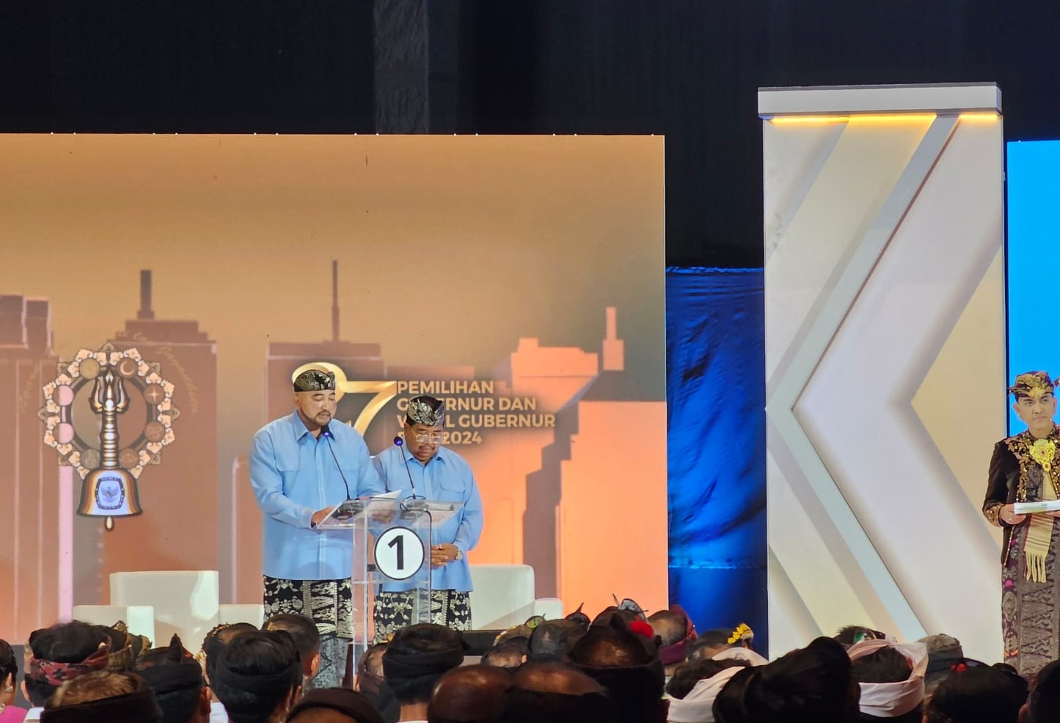 SOAL PILDUN: Paslon 01 I Made Muliawan Arya - Putu Agus Suradnyana saat tampil di Debat Kedua paslon Gubernur/WakilGubernur Bali di The Meru Sanur, 9 November 2024.