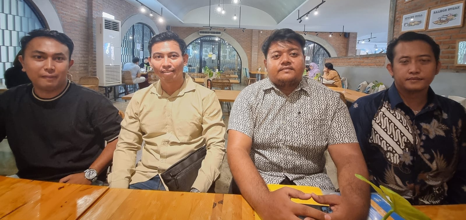 KORBAN: Dari kiri, Erik Pratama, Heryanto bersama kuasa hukum Reyhan dan Indra Triantoro.