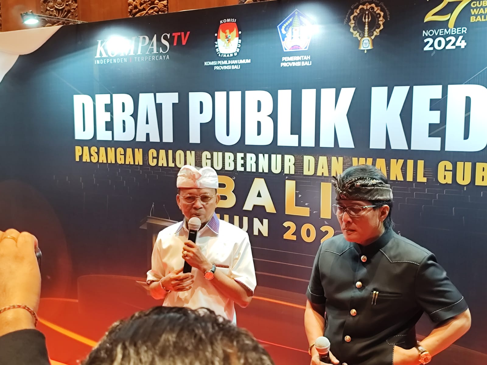Paslon Gubernur - Wakil Gubernur Wayan Koster dan Giri Prasta di debat kedua Cagub Bali di hotel The Meru Sanur, 9 November 2024