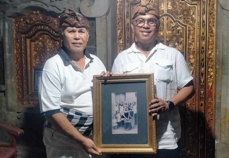 KEBANGGAAN KELUARGA : Keluarga Sagung Wah, I Gusti Ngurah Anik Aryanto didampingi anaknya I Gusti Ngurah Gde Nugraha saat menunjukkan foto Sagung Wah masa mudanya.(juliadi)