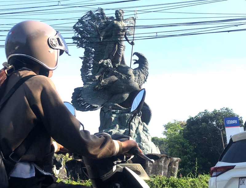 KARYA NYOMAN NUARTA : Patung Sagung Wah di di Jalan Gunung Agung, Delod Peken,  Tabanan. (juliadi/radar bali)