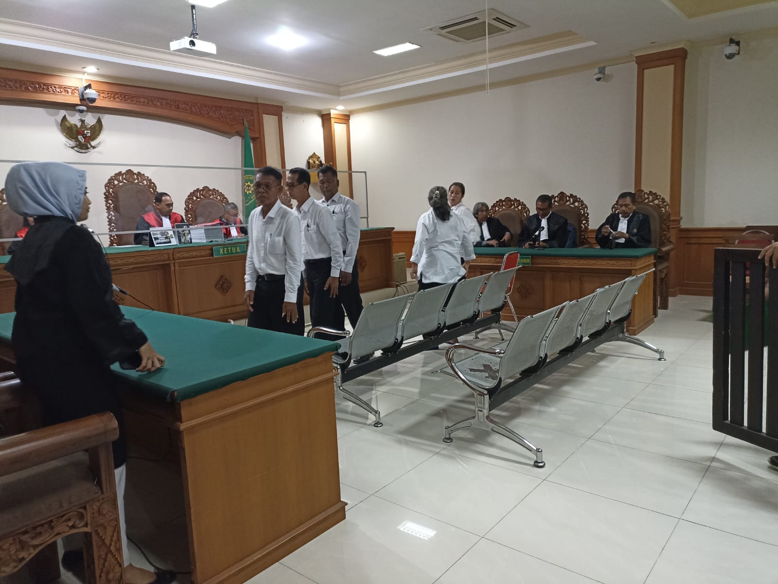 LANJUT PEMBUKTIAN: Para terdakwa korupsi DAPM Kecamatan Kediri, Kabupaten Tabanan, di Pengadilan Tipikor Denpasar, Selasa (12/11/2024).