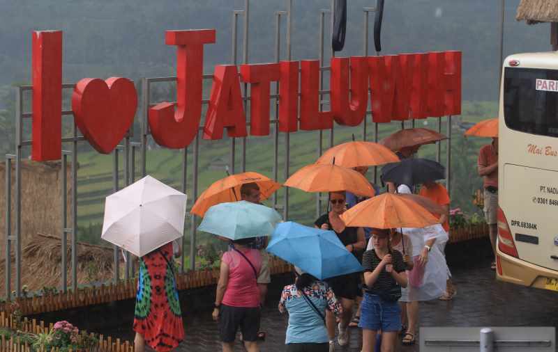 SEMAKIN NGETOP : Kunjungan wisatawan ke DTW Jatiluwih, Desa Jatiluwih Penebal, Tabanan. (foto: miftahuddin/radar bali)