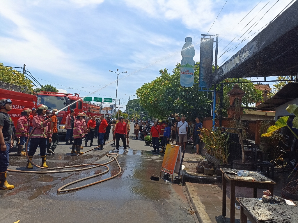 KEBAKARAN: Kejadian kebakaran di salah satu warung di Sanur, Denpasar beberapa hari lalu.