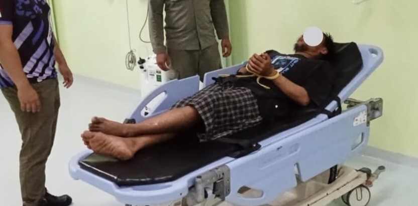 TERPAKSA DITANGKAP: Rudy Swandaru, saat diamankan satpolpp Jembrana mendapat penanganan medis di RSU Negara. (foto:satpol PP jembrana)