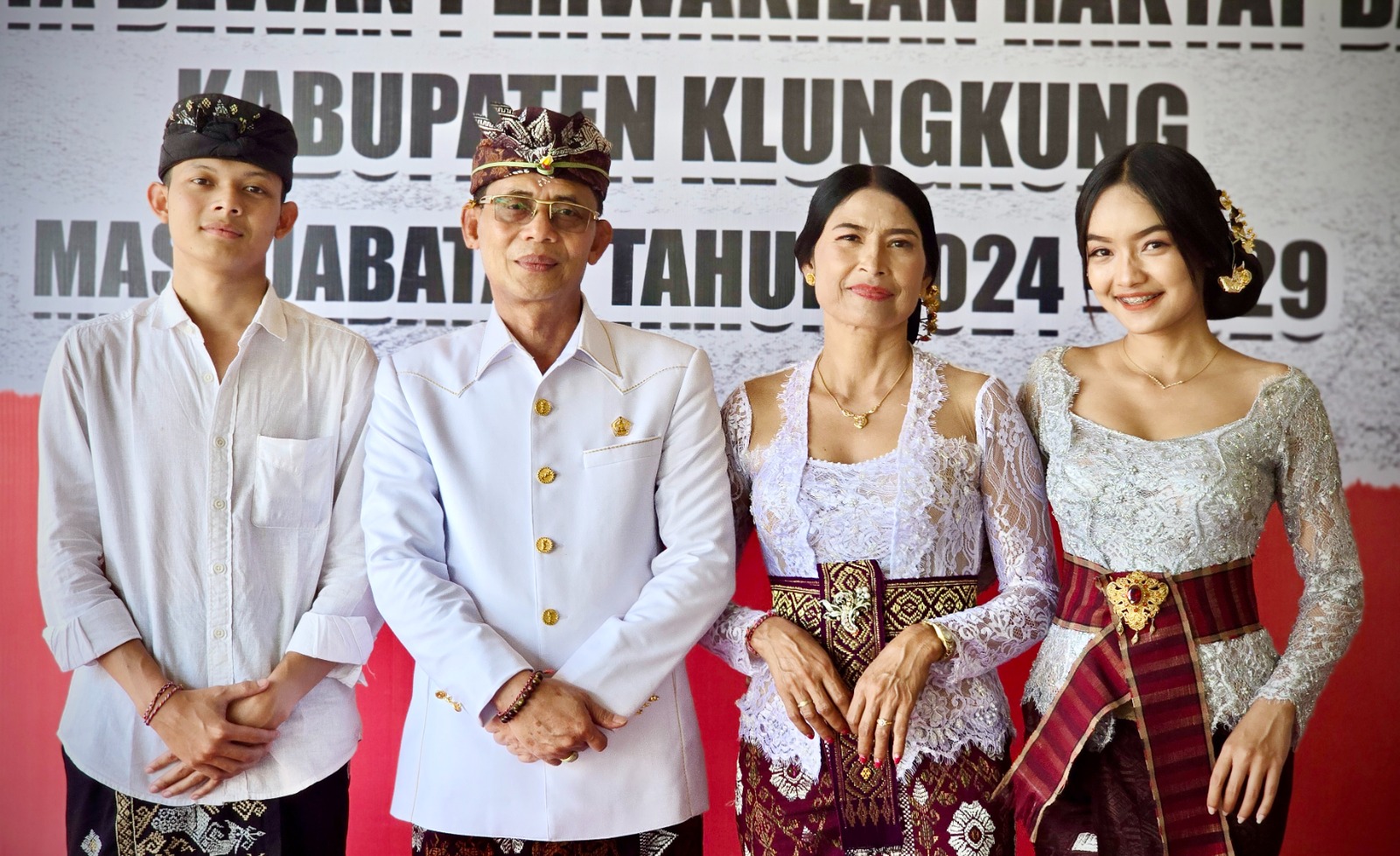 Calon Bupati (Cabup) Klungkung I Made Satria bersama keluarga.