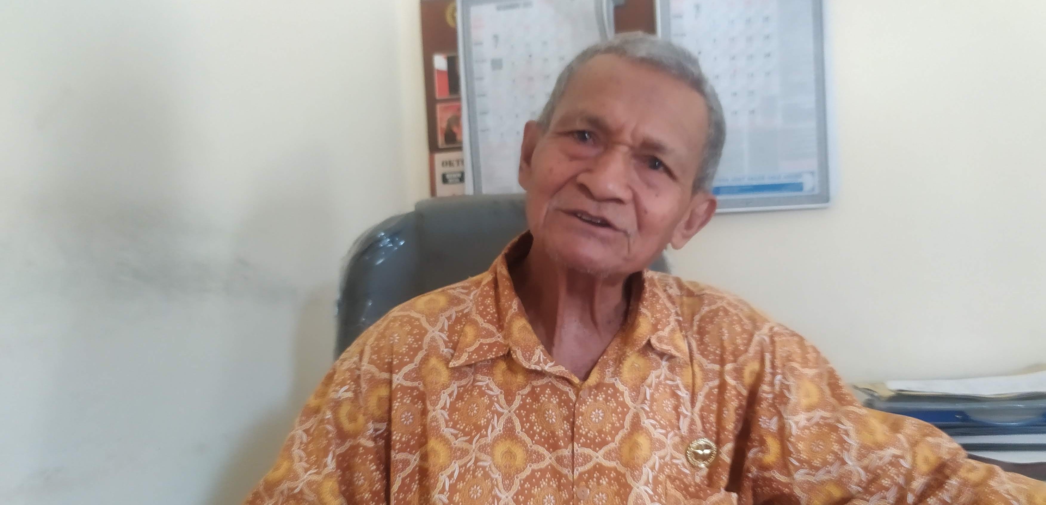 DITINGGALKAN TEMAN-TEMANNYA BERPULANG :  Ketua LVRI Jembrana, I Ketut Gede, menceritakan teman-temannya sesame pejuang yang berpulang. (m.basir/radar bali)