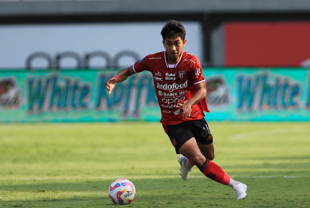 MUDA DAN BERBAHAYA: Made Tito Wiratama saat membela Bali United di Stadion Kapten I Wayan Dipta belum lama ini.