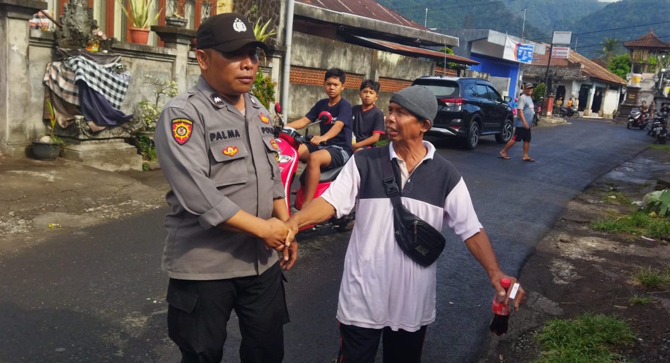 DITANGKAP: Pelaku, Gede Sardina, ditangkap polisi usai melakukan penganiayaan yang berujung kematian adiknya. (Foto: Polsek Kubutambahan untuk Radar Bali)