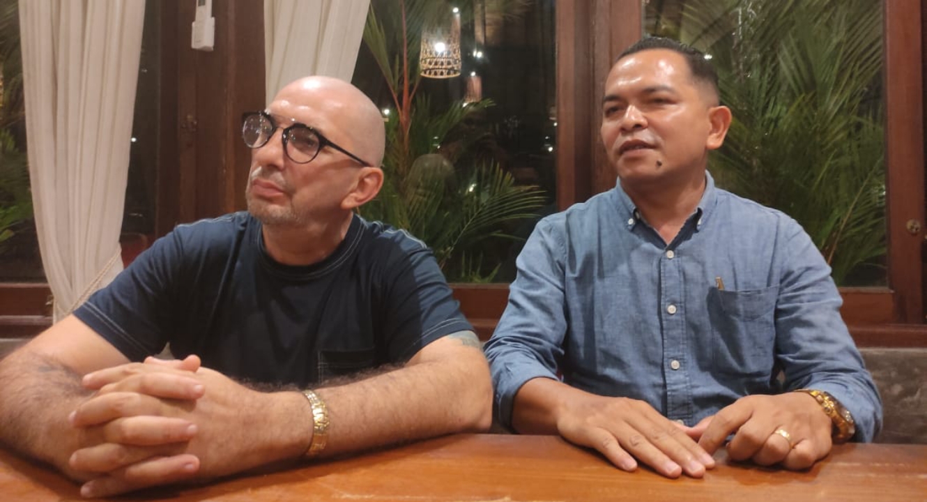 LAPOR: Pelapor Direktur PT Industri Vertikal Indonesia (PT.IVI) Aron Geller (kiri) didampingi kuasa hukumnya Alex Barung. (Marsell Pampur/Radar Bali)