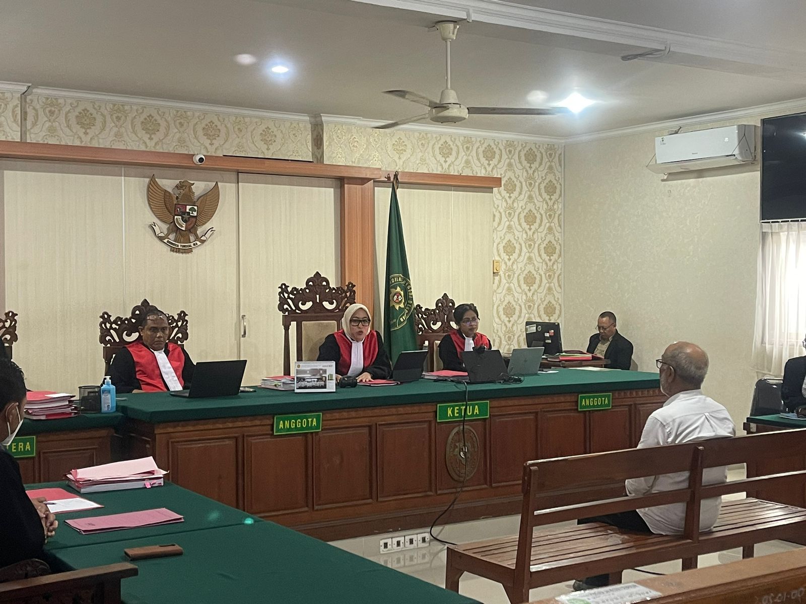 MULAI DIADILI: Anak Agung Ngurah Oka saat menjalani sidang dakwaan di PN Denpasar, Selasa (12/11/2024) siang.