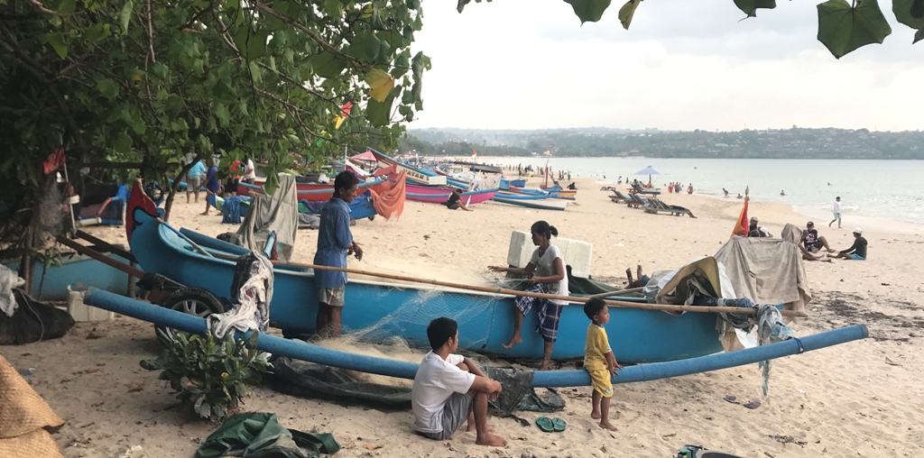 PERSIAPAN: nelayan mempersiapkan jaring di atas sebuah jukung tradisional di Pantai Kedonganan, Kuta Selatan kemarin sore (12/11)
