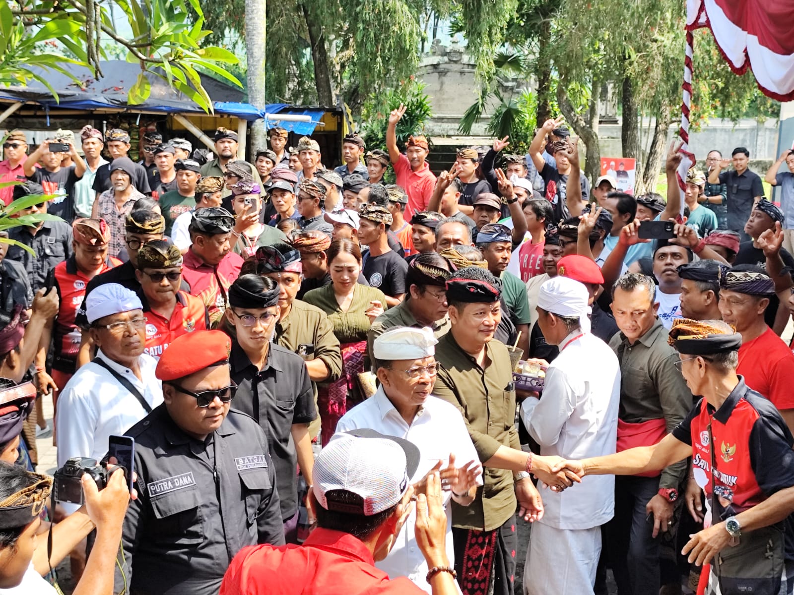 MEMBELUDAK: Paslon Gubernur Bali nomor 2 Wayan Koster bersama Paslon Bupati Jembrana nomor 2 Bang-Ipat di Pekutatan Senin 11 November 2024.