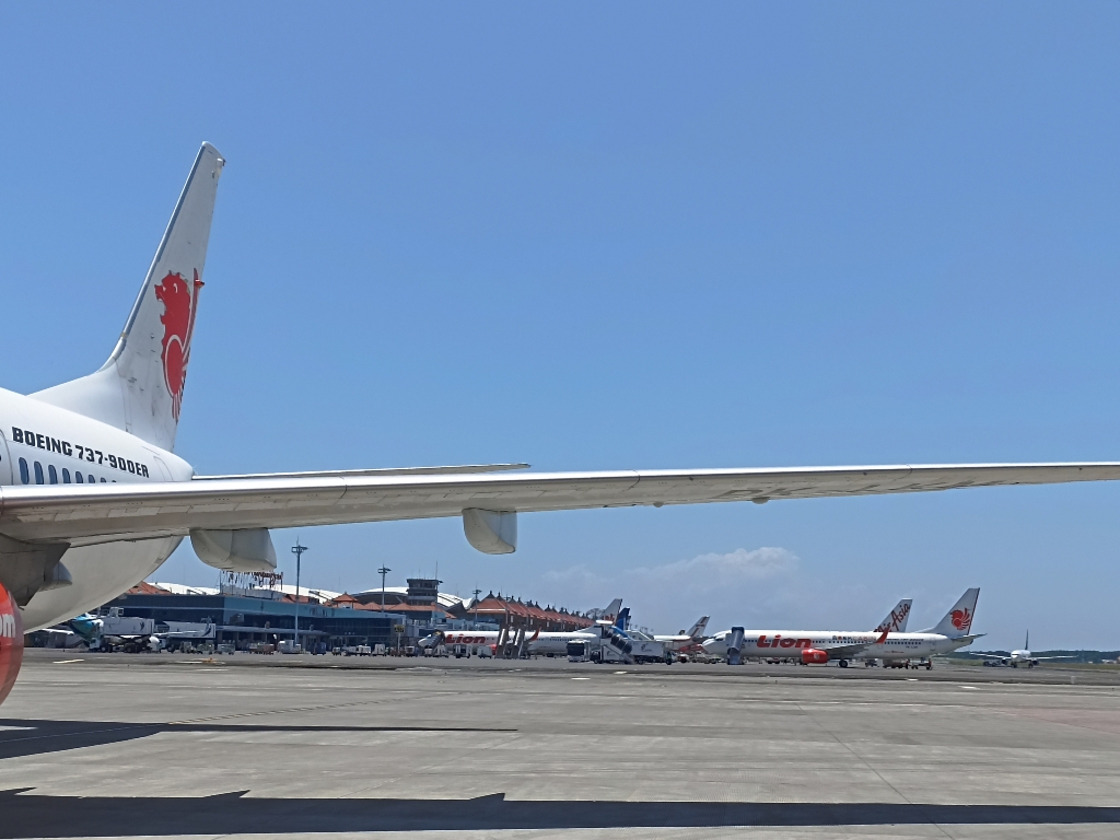 PENERBANGAN: Sejumlah penerbangan dibatalkan di Bandara Internasional I Gusti Ngurah Rai, dampak erupsi  Gunung Lewotobi Laki-Laki.