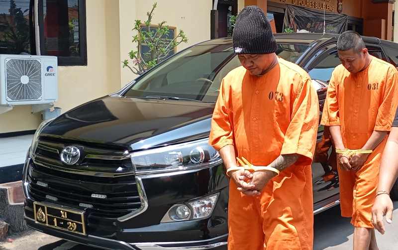 TERPANTAU GERAK-GERIKNYA : GPR (depan) dan FM (belakang) ditangkap polisi dengan barang bukti 17 paket sabu. Penangkapan mereka bertepatan dengan Hari Sumpah Pemuda.(francelino junior)
