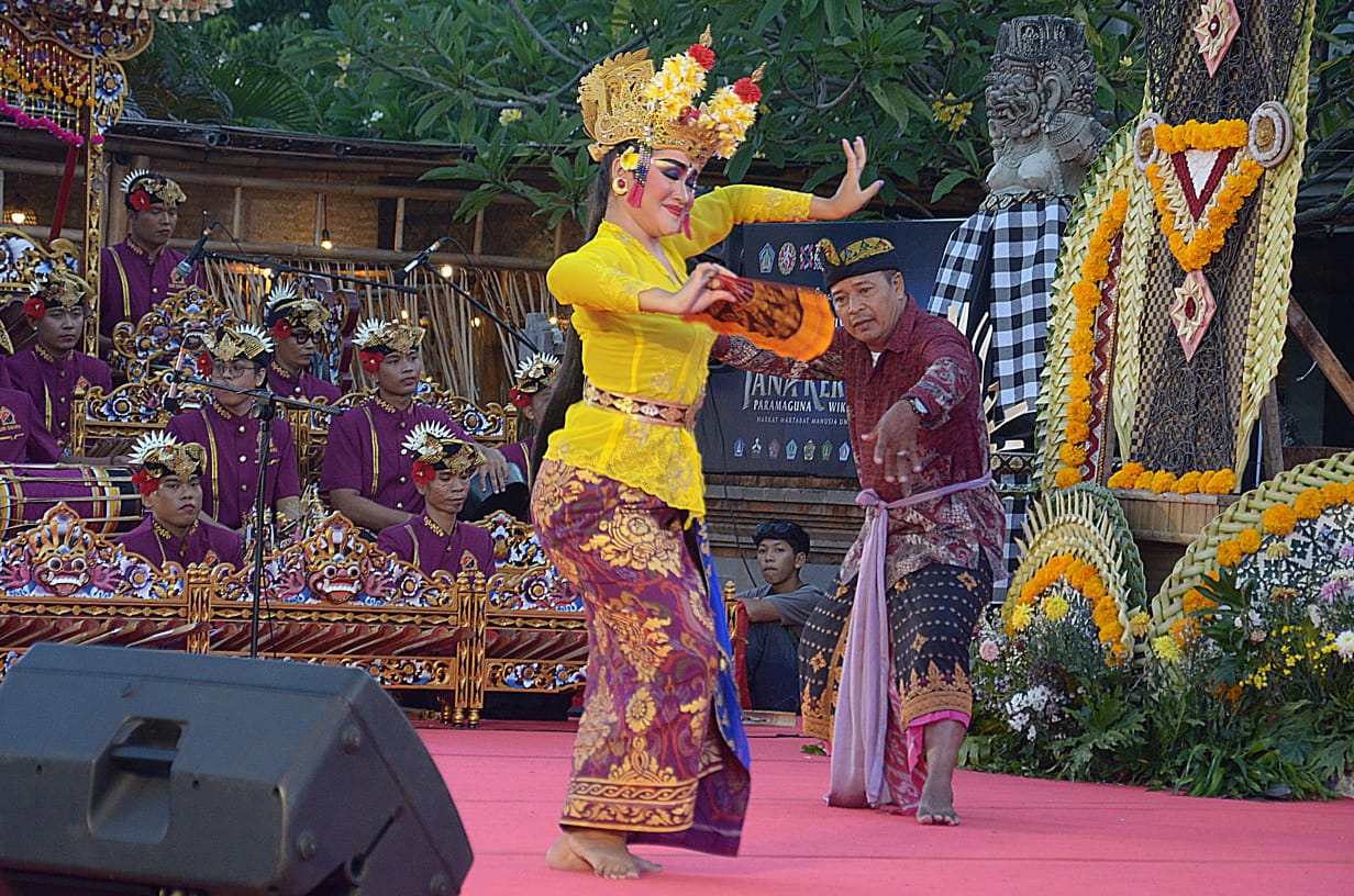 JOGED BUMBUNG: Pementasan joged bumbung sesuai pakem pada parade joged bumbung di  Pesta Kesenian Bali (PKB) tahun 2024.