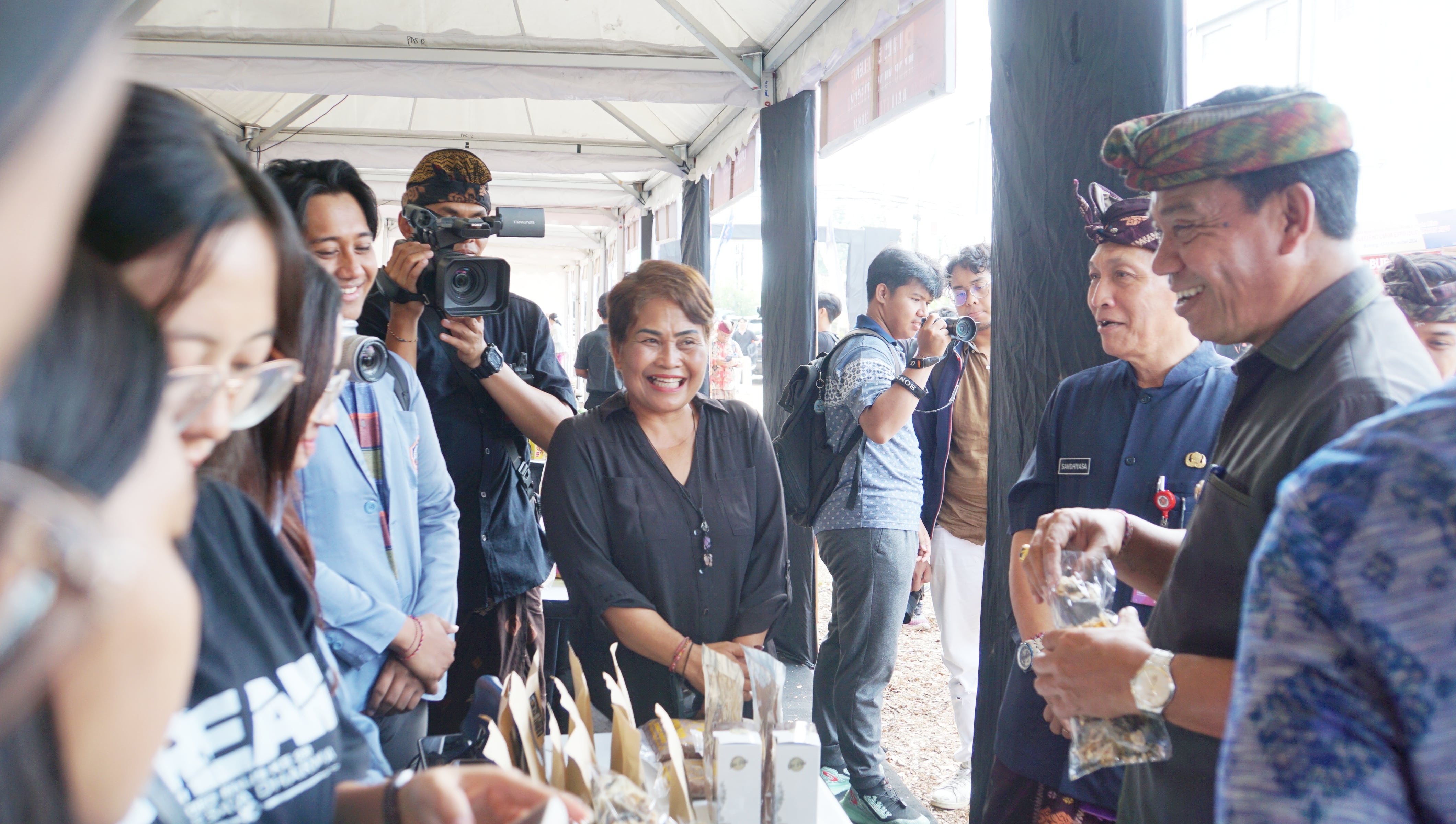 BANTUAN MILIARAN: Untuk mendukung UMKM lokal, pemerintah pusat menggelontorkan bantuan senilai Rp 1,6 miliar untuk sarana pengemasan. (Foto: Pemkab Buleleng untuk Radar Bali)