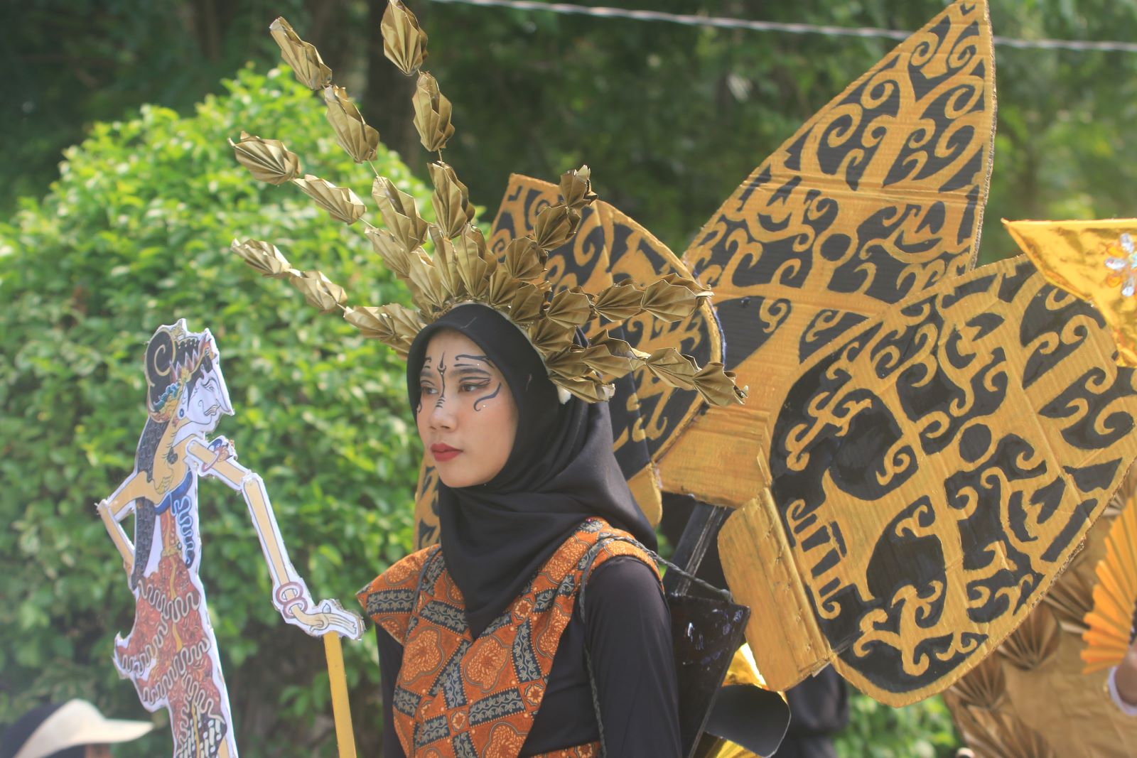 MILAD MUHAMMADIYAH: peserta pawai dari Kontingen SMA Muhammadiyah 1 Denpasa,r saat pawai di Renon.