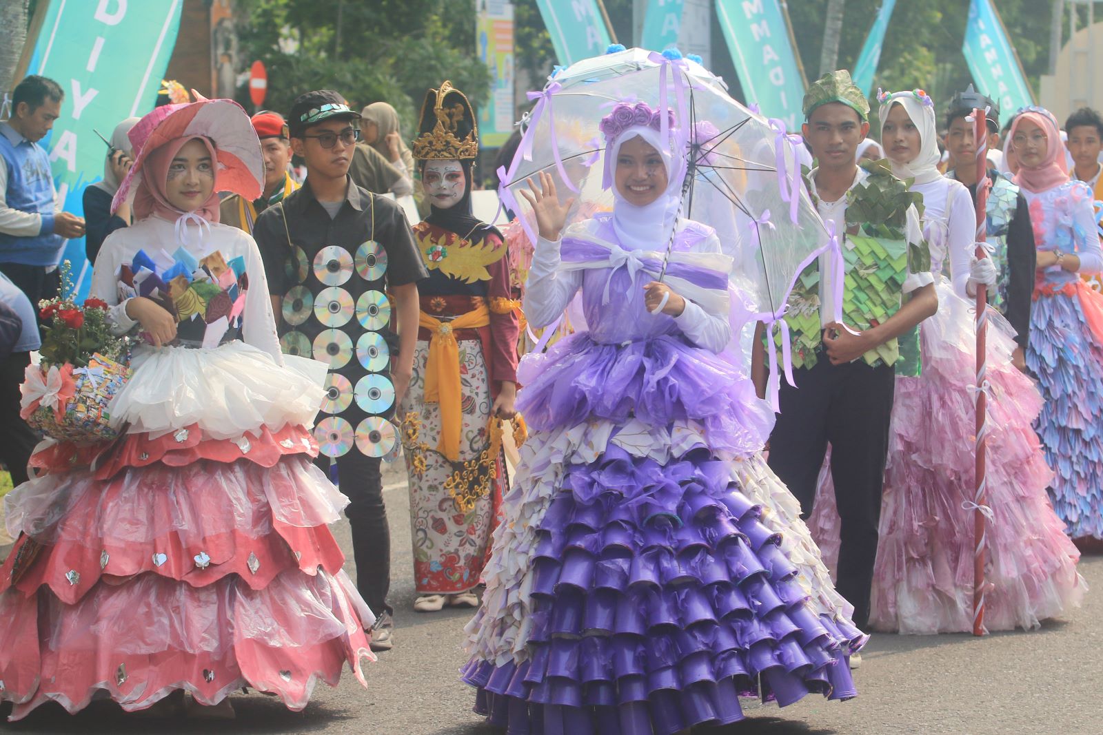 MENARIK: Peserta pawai budaya dari SMP Muhammadiyah 1 Denpasa,r saat pawai di Renon kemarin 3.jpg-oke