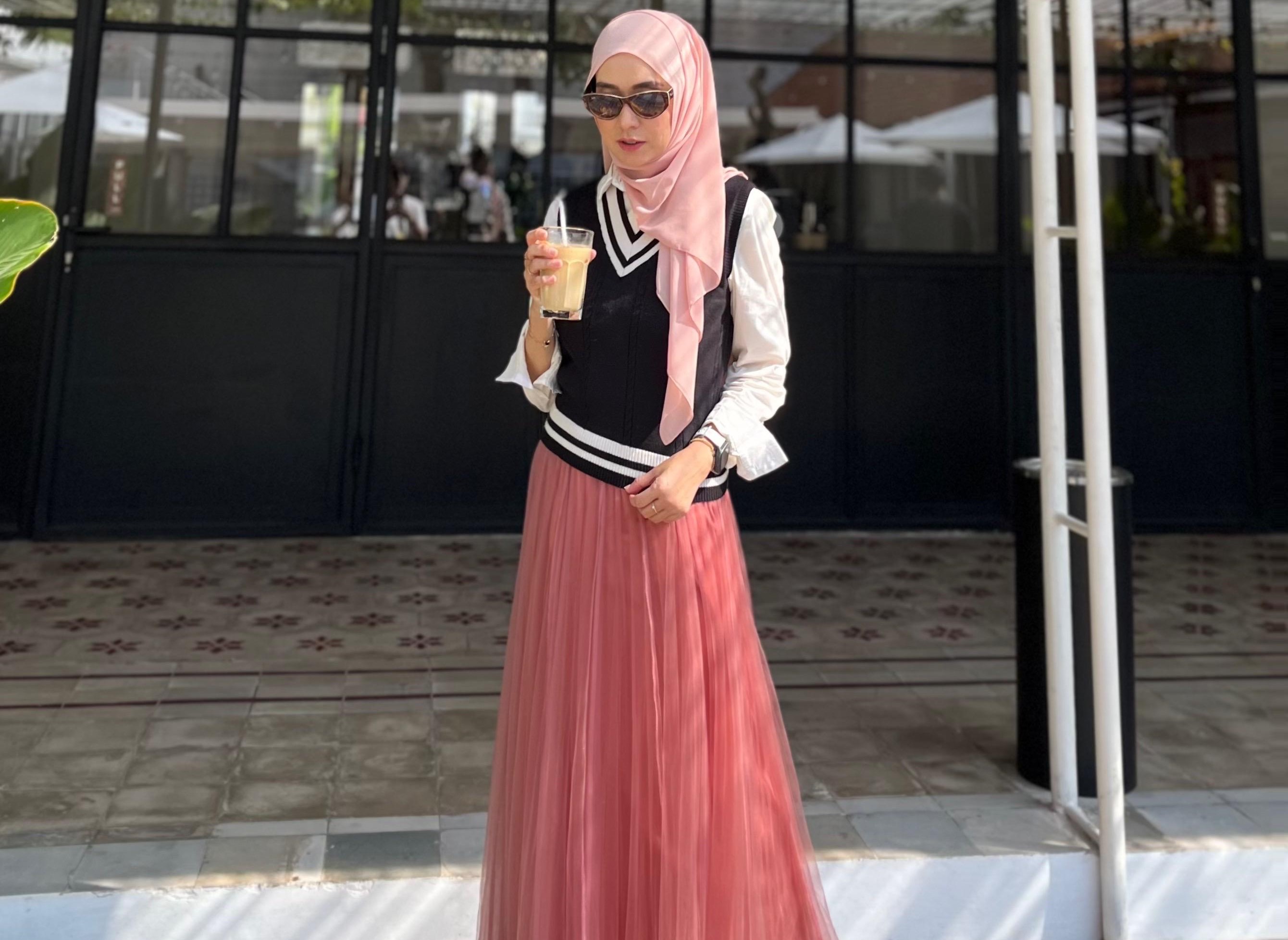 MEMIKAT: Warna merah marun agaknya akan menjadi isu hangat dunia fashion di ujung pergantian tahun 2024 ke 2025.