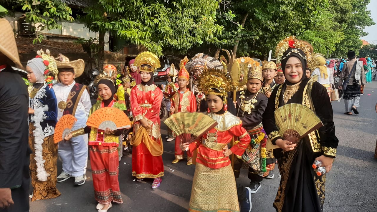 JUARA: Tim inti pawai budaya SD Muhammadiyah 4 Denpasar saat start di area Lapangan Renon Denpasar, Sabtu 16 November 2024.