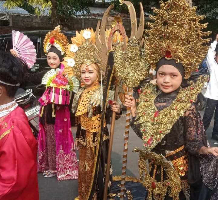 TOTAL: Peserta terdepan yang mempersembahkan koreo musik dan gerak depan panggung kehormatan.