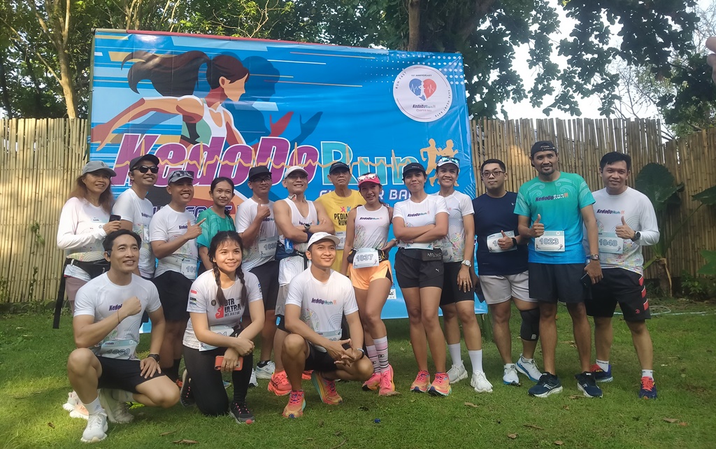 SEHAT BUGAR: Ketua KedoDoRun Chapter Bali, I Gusti Ngurah Maha Alit Arimbawa bersama peserta Mini Race bertajuk Run Fast with Safe Heart Rate, Minggu (17/11/2024) pagi.