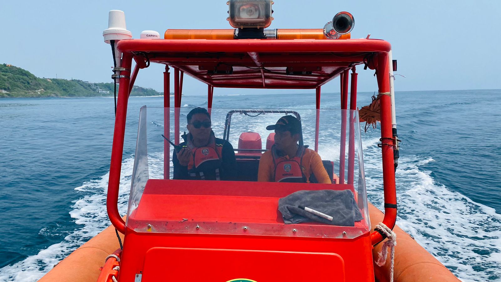 HILANG: Tim SAR gabungan menelusuri perairan Pantai Pandawa untuk mencari korban pemancing yant terseret arus.