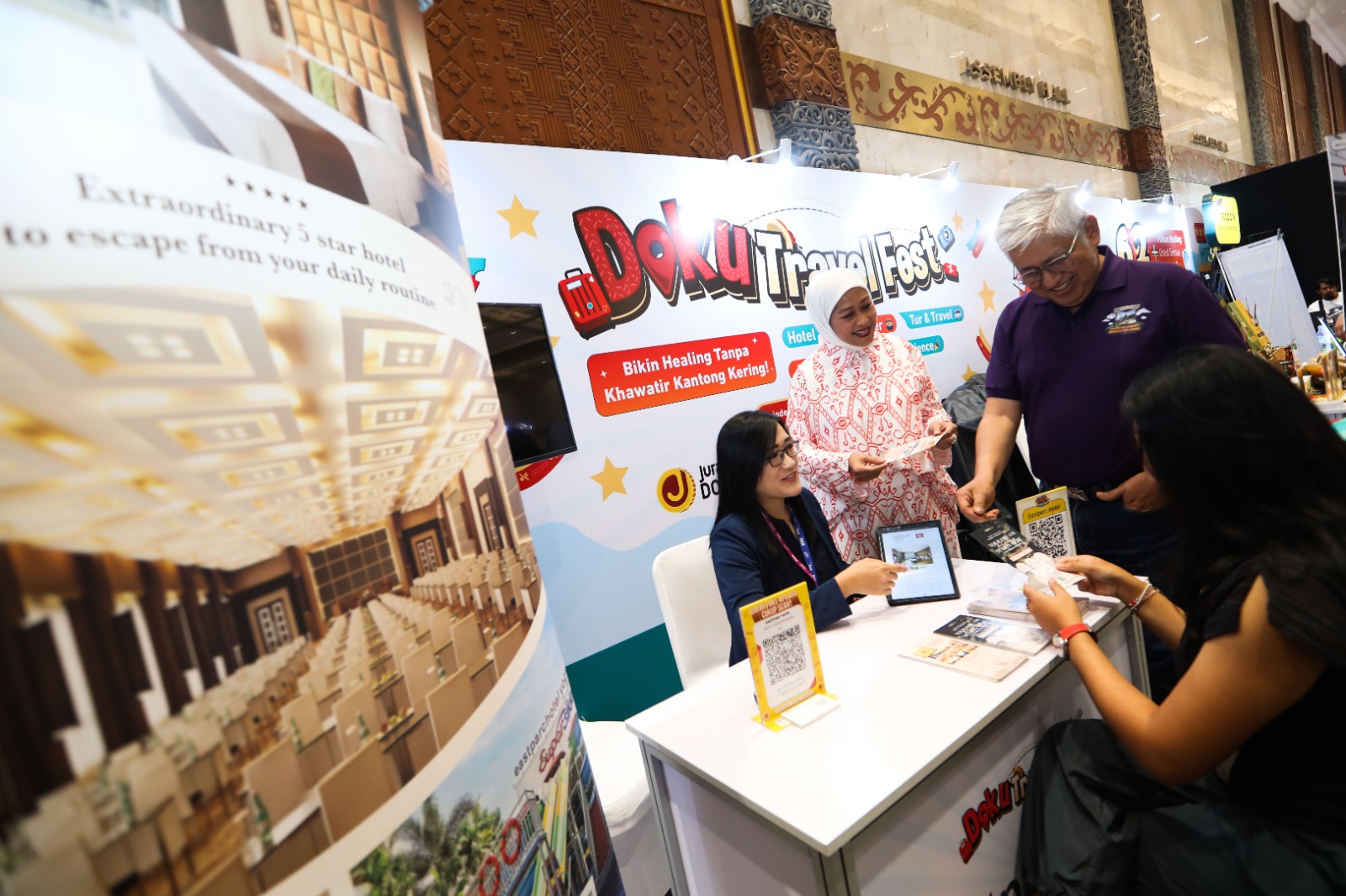 TRANSAKSI: Co-Founder dan Chief Marketing Officer DOKU, Himelda Renuat dan Direktur Utama PT Kereta Api Indonesia, Hendy Helmy sedang melakukan transaksi di booth DOKU Travel Fest di KAI Expo