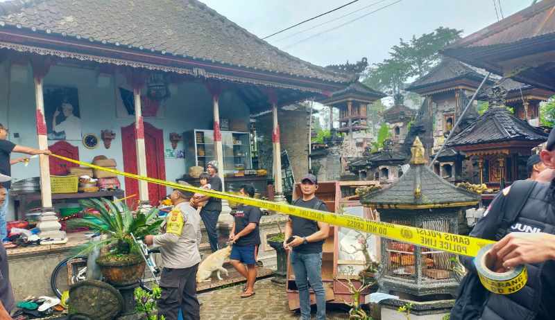 GELAR OLAH TKP USAI KEJADIAN:  Petugas mengecek lokasi kebakaran rumah yang kesamber petir. (foto: polres bangli)