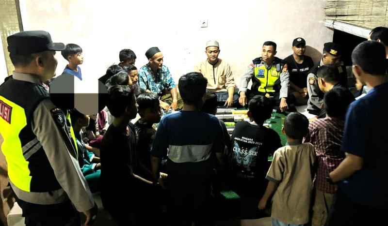 DIINGATKAN : Polisi saat melakukan pembinaan terkait bahaya penggunaan meriam spiritus atau lom-loman yang mengganggu ketertiban masyarakat. (istimewa)